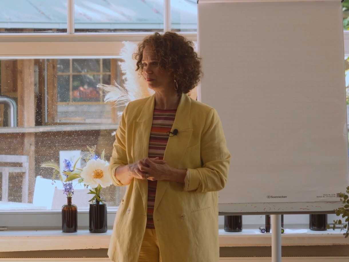 Petra Wagener in einem Intensives, heller Raum, Flipchart