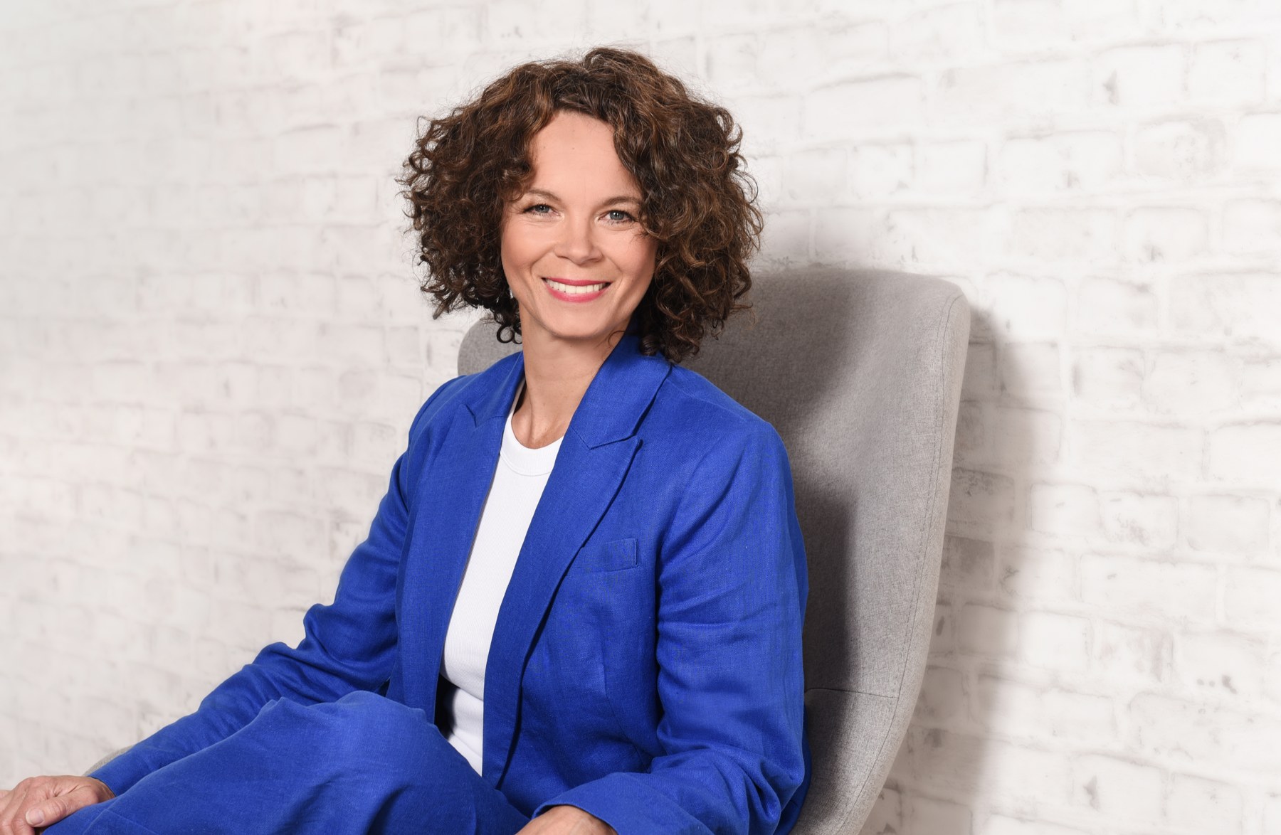 Petra Wagener im blauen Anzug