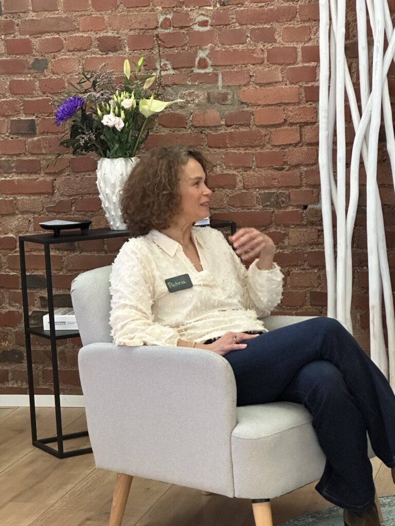 Petra Wagener im Gespräch, im Sessel