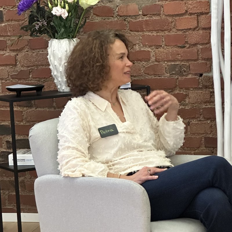 Petra Wagener im Gespräch, im Sessel