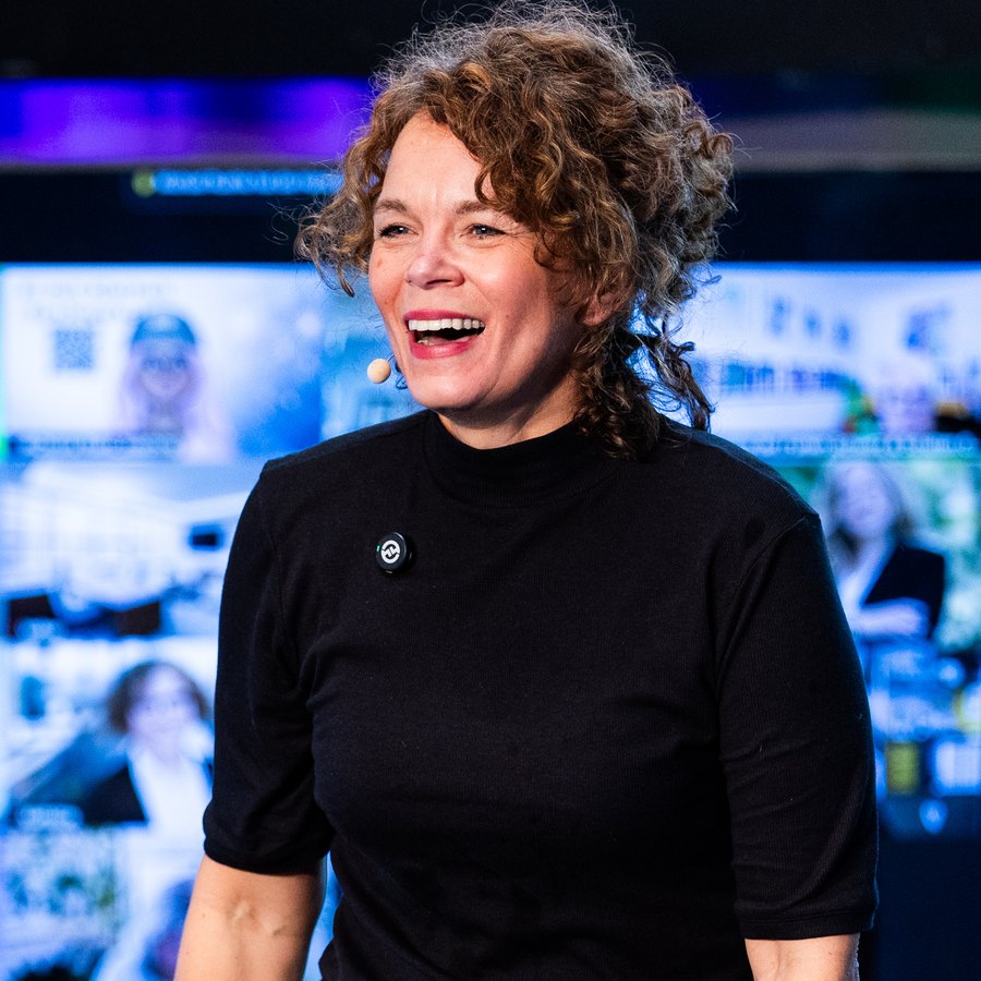 Petra Wagener lacht auf der Bühne des KI-Summit 2026