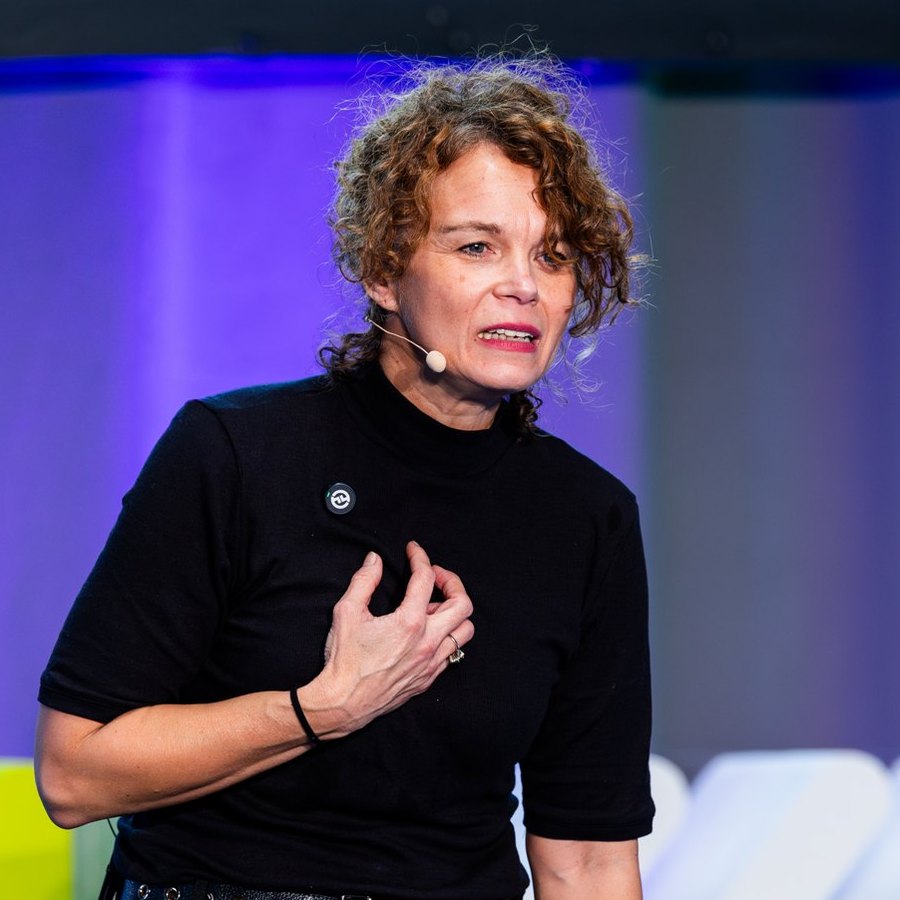 Petra Wagener mit der Hand am Herzen