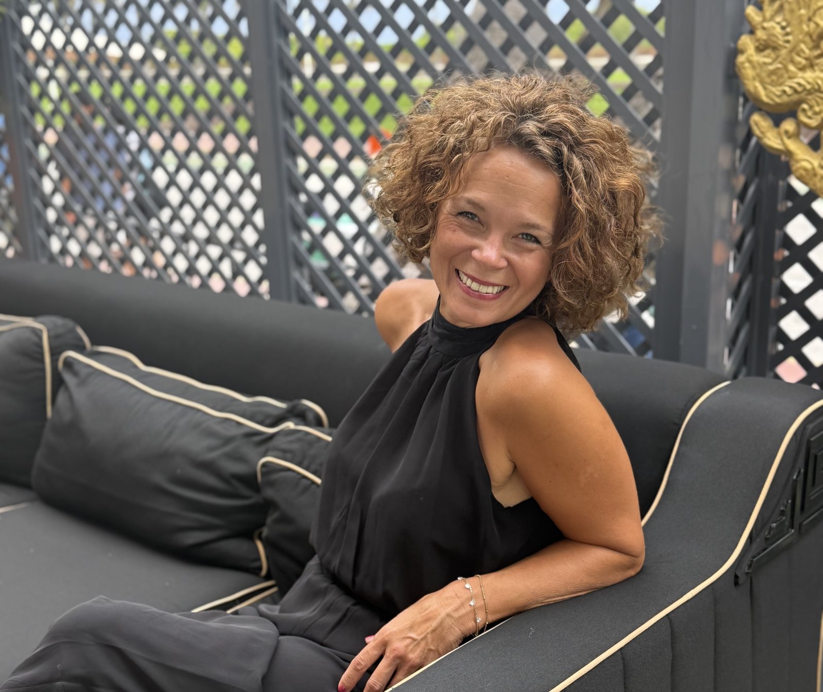 Petra Wagener sitzt und lacht