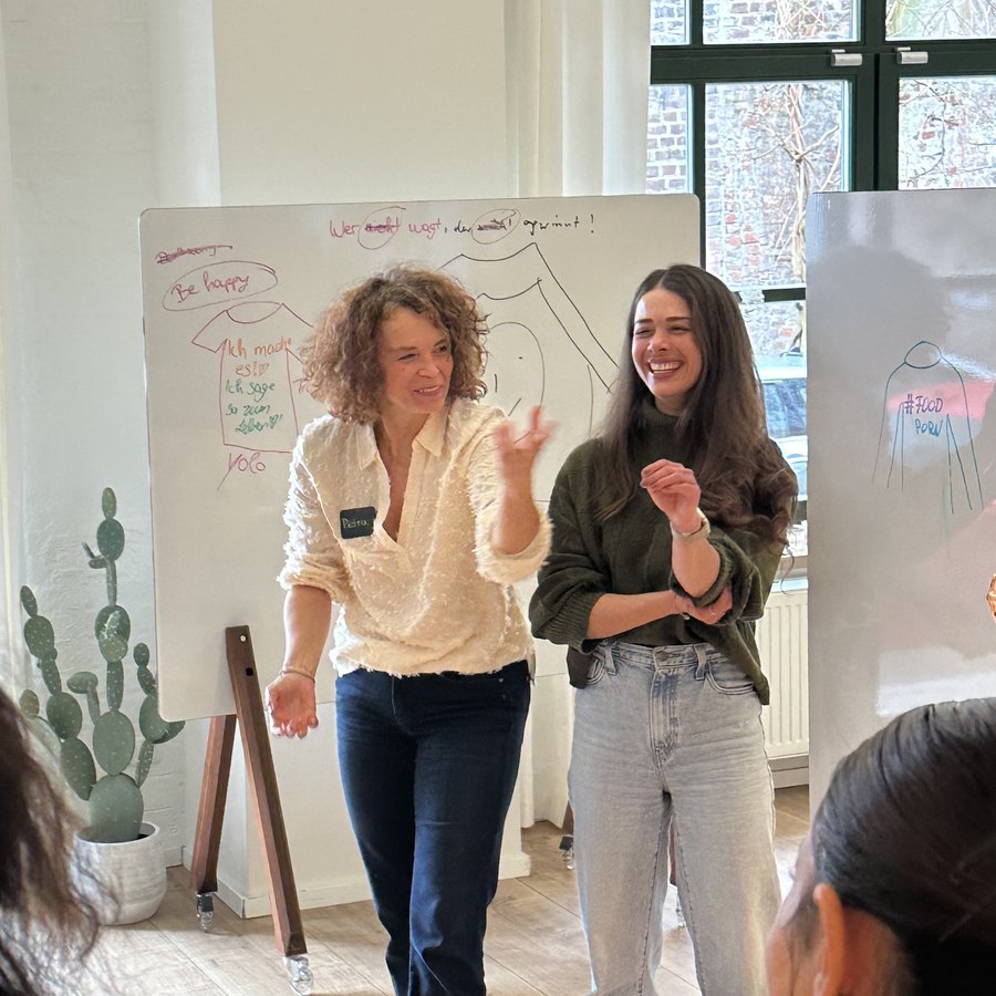 Petra Wagener lacht mit einer Teilnehmerin im Workshop