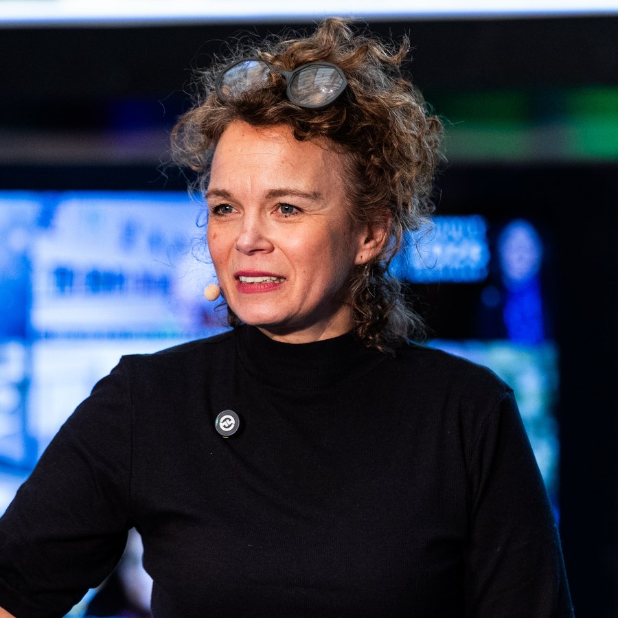 Petra Wagener spricht auf der Bühne